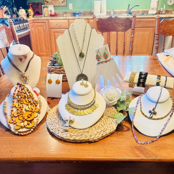 Boho Selection of 19 Vintage to Modern Jewelry, grouping, bundle, lot, grab bag - Picture 1 of 17